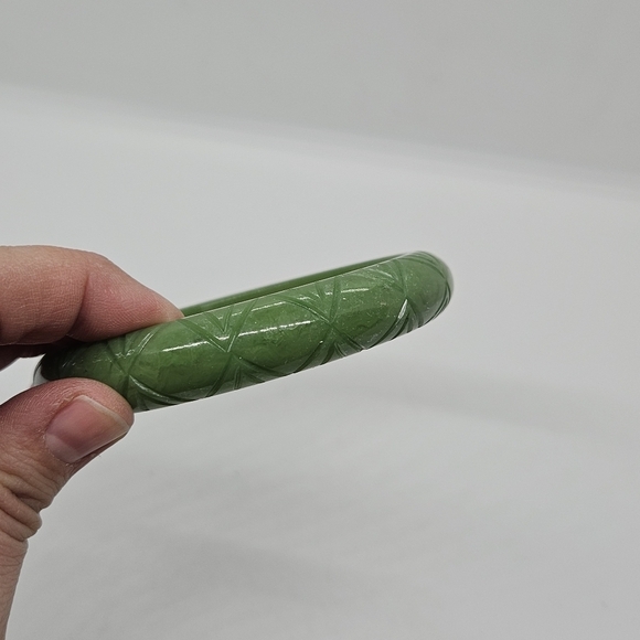 green carved acrylic bangle - Picture 2 of 3